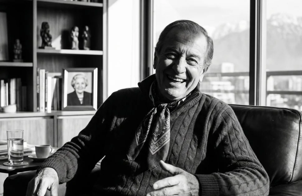 Eduardo, 80 años, en su living en Ñuñoa