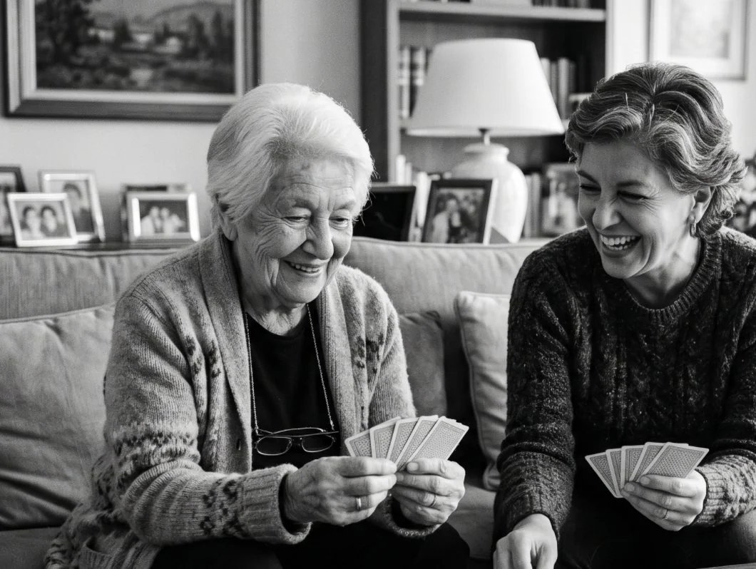 Inés, 89 años, jugando cartas con su hija en La Reina